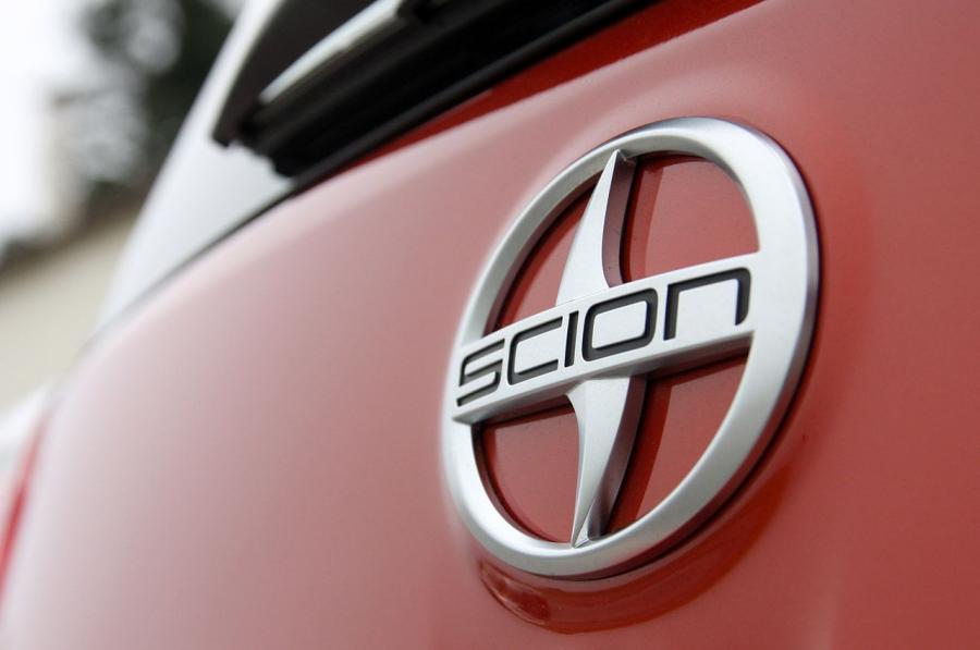 Логотип Scion iQ 2012 года  (фото 116 из 128)